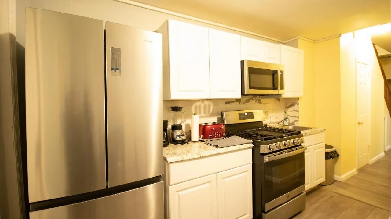 Cozy Shack 1 Bedroom Studio With Sofa And Full Kitchen In Elmhurst Ny ニューヨーク