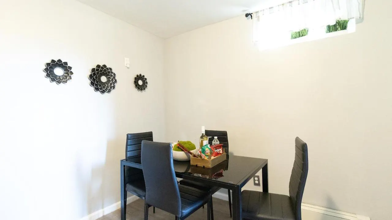 Cozy Shack 1 Bedroom Studio With Sofa And Full Kitchen In Elmhurst Ny ニューヨーク